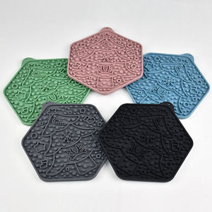 แผ่นรองเลียซิลิโคนแบบพกพาเป็นมิตรกับสิ่งแวดล้อม ดีไซน์ใหม่รูปต้นคริสต์มาส แผ่นรองเลียเนยถั่วสำหรับสุนัขและแมว - Product Image 2