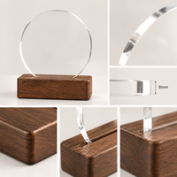Base en bois avec logo et gravure, dotée d'un verre circulaire et d'une fonctionnalité NFC intégrée