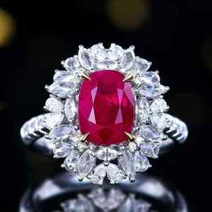 Anillo de oro de 18 quilates con rubí de Mozambique sin calentar color sangre de paloma de 3.49 ct, halo de pavé lateral con 60 diamantes de 1.074 ct, certificado AIGS. - Product Image 1