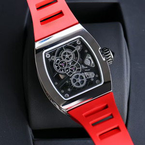 Reloj tourbillon mecánico de alta gama con textura elegante, correa roja de 20 mm con moissanita y diamantes, y indicador de reserva de marcha. - Product Image 2