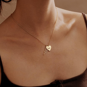 Collar Personalizado con Alas <span class=keywords><strong>de</strong></span> Ángel y Corazón, Colgante con Nombre y Apellido Grabado con Láser, Cadena <span class=keywords><strong>de</strong></span> Clavícula <span class=keywords><strong>de</strong></span> Moda Personalizada, Regalo <span class=keywords><strong>de</strong></span> Joyería - Product Image 1