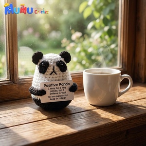 Muñeco de Ganchillo Hecho a Mano Personalizado, <span class=keywords><strong>Panda</strong></span> Amigurumi con Tarjeta Positiva, Abrazo de Bolsillo de Apoyo Emocional, Compañero de Escritorio, Regalo de Navidad - Product Image 3