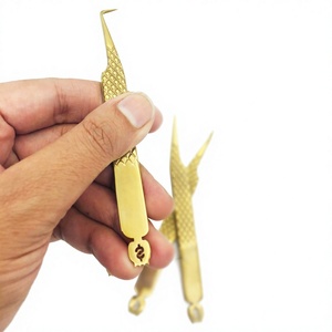 Pinzas de acero inoxidable con punta de fibra para extensiones de pestañas, diseño de agarre de diamante y base de dólar, con acabado dorado al plasma. - Product Image 5