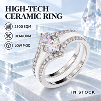 Bague en céramique blanche avec double tige en acier inoxydable, centre en zircon clair rond et pavé, cadeau de mariage, vente en gros OEM ODM