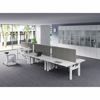 Table de travail élégante pour le bureau du personnel moderne pour les employés avec chemin de câbles et construction robuste