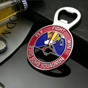 Apribottiglie Portachiavi in Metallo Smaltato Personalizzato, Apribottiglie Premium con il Tuo Design per Bar e Decorazioni da Ufficio Maschile - Product Image 1