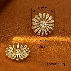 Orecchini a perno a forma di girasole da donna, orecchini semplici ed eleganti per l'uso quotidiano, accessorio versatile per outfit casual e idea regalo - Product Image 4