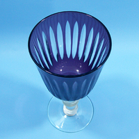 Gobelet en verre à vin soufflé à la main de couleur bleu fumé personnalisé violet avec conception de bandes sculptées à la main
