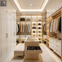 Armoire moderne sur mesure avec îlot central en chêne et placards de rangement en bois pour vêtements
