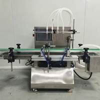 Machine de remplissage automatique de liquides à 4 têtes pour bouteilles d'huile d'olive, bouteilles cosmétiques et bouteilles d'huiles essentielles.