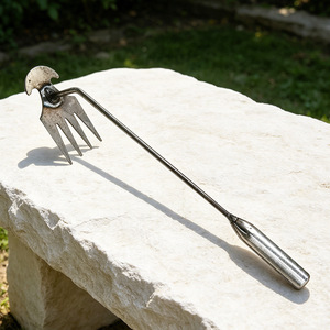 Rastrillo de jardinería manual multifuncional para desherbar y aflojar la tierra, rastrillo de cuatro puntas con mango largo, para uso doméstico en huertos. - Product Image 2