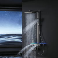 Système de douche mural intelligent et moderne en aluminium brossé avec cascade numérique, barre coulissante carrée en céramique et robinets souples pour salle de bain d'hôtel