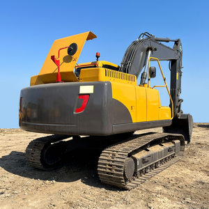 Excavatrice sur chenilles Volvo Ec250d jaune et noire avec l'étiquette « Sécurité avant tout » au dos - Product Image 1