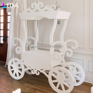 Fábrica de Accesorios para Fiestas de Boda LEDA, Nuevo Diseño Personalizado, Carrito de Dulces de Acrílico Blanco Estilo Princesa - Product Image 3