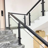 Système de balustrade en verre moderne avec poteaux noirs pour balcon, terrasse et palier