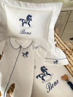 Ensemble cadeau personnalisé pour bébé garçon, tenue de rentrée à la maison pour nouveau-né avec broderie de cheval, combinaison en coton blanc avec nom personnalisé, chapeau, ensemble de vêtements pour bébé