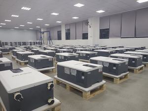 Nuovo Sistema di Accumulo Energetico Domestico <span class=keywords><strong>BESS</strong></span> Hithium LFP da 50kWh 1000Ah 51.2V, Batteria Verticale Mobile LiFePO4 da 11000 Cicli per Energia Solare - Product Image 4