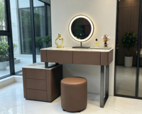 Table de toilette moderne et minimaliste en bois massif avec miroir éclairé et fonction de support, idéale pour chambre à coucher