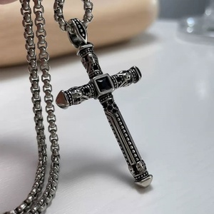 Collier en acier inoxydable plaqué or 18 carats, style vintage, inaltérable, avec pendentif croix délicat, cadeau religieux chrétien pour hommes et femmes - Product Image 2