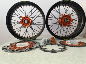 Ensemble de roues Supermotard <span class=keywords><strong>KTM</strong></span> EXC <span class=keywords><strong>SXF</strong></span> 17 pouces <span class=keywords><strong>2022</strong></span>, couleur personnalisée, moyeux en aluminium CNC, 125 250 <span class=keywords><strong>350</strong></span> 450 500, amélioration pour la course Motard - Product Image 2