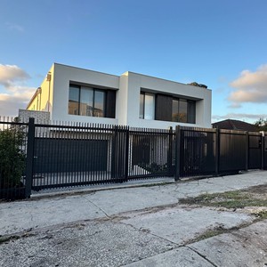 Valla de Aluminio Moderna con Lamas Verticales, Recubierta en Polvo, para Privacidad y Seguridad, Comercial y Residencial - Product Image 3