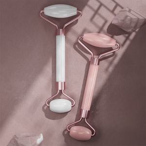 Rullo rosa di alta qualità massaggiatore viso rosa resina Gua Sha Set rosa Non giada rullo per il viso con scatola di imballaggio strumento di massaggio del collo - Product Image 3
