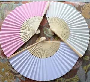 Éventails pliants vintage japonais et chinois en bambou, portables, sculptés, avec motifs peints pour l'été, parfaits pour les mariages, les danses et les fêtes, souvenir idéal - Product Image 5