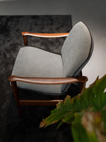 Fauteuil vintage en bois massif de frêne, finition peinture brute, coussin en cuir, chaise longue pour aménagement de restaurant haut de gamme