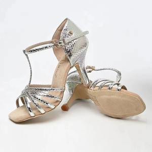 Танцевальные туфли Venny для латиноамериканских танцев, профессиональные женские туфли для бальных танцев с гибкой подошвой серебристого цвета для соревнований по румбе и ча-ча-ча - Product Image 5