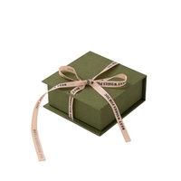 Kleine Schmuckschatulle aus Karton mit Goldband – Individuelles Logo – Auf Lager – Recycelbare Schmuck-Geschenkbox vom Professionellen Schmuckhersteller