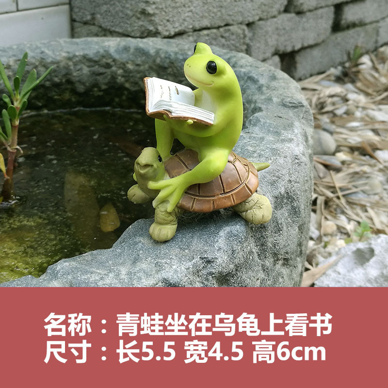 Une grenouille est assise sur une tortue en train de lire un livre.