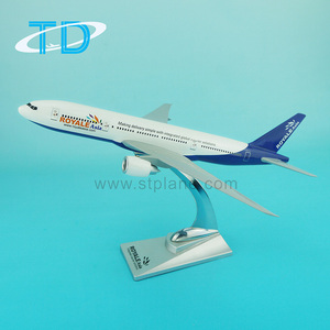 Tongde Boeing 777-<span class=keywords><strong>200</strong></span> 1/<span class=keywords><strong>200</strong></span> 32cm Anpassbares Plastik-Modellflugzeug mit Royale Asia Lackierung, Sammlerstück - Product Image 2