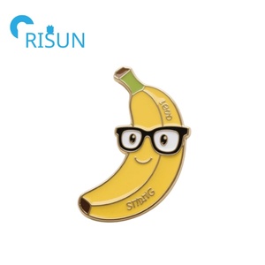 Usine personnalisée bananes fruits jaunes mignon émail broche métal course danse banane épinglette personnalisé pelé banane épingle insigne - Product Image 3