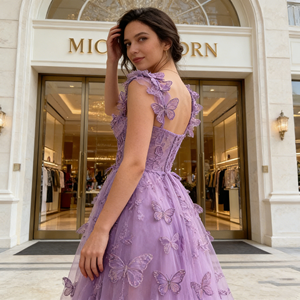 فستان سهرة أنيق بلون الليلك طويل بدون أكمام مع ظهر مفتوح وتطريز دانتيل وفراشات ثلاثية الأبعاد - Product Image 2