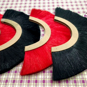 Juego de 4 Plumas de Crin Roja y Negra para Casco - Product Image 1