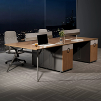 Postes de travail de bureau modernes haut de gamme avec chaises, bureau modulaire 4 personnes face à face, plateau en grain de bois avec prise intégrée pour entreprise