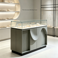 Vitrine sculpturale incurvée sur mesure, vitrine en verre transparent, armoire grise et base en métal noir, pour l'affichage de produits de luxe