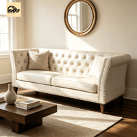 Sofa Tiga Dudukan Chesterfield Kulit PU Warna Krem Beige dengan Sandaran Berumbai Motif Berlian, Hiasan Paku, dan Lengan Bergulung untuk Area Resepsi Hotel
