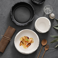 Unieke witte en zwarte keramische soepkommen, dessertkommen, stenen design, onregelmatig, creatief, fruit- en saladeschotels