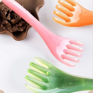 Cepillo de masaje para el cuero cabelludo de resina con mango largo de 16 cm para masaje de cabeza y pies - Product Image 2