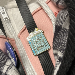 Escape to Another World Book Pin en émail dur Book Lover Gift Reader Metal Accessory Badge - Product Image 6