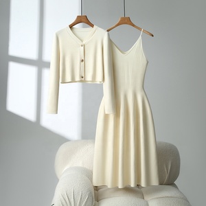 Nuovo Completo Primavera 2025 con Abito a Canotta in Maglia con Scollo a V e Cardigan con Bottoni da <span class=keywords><strong>Donna</strong></span> di Alta Moda - Product Image 1
