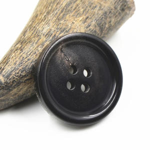 उच्च गुणवत्ता वाले कस्टम लोगो 4 छेद प्राकृतिक वास्तविक पानी भैंस सींग का बटन पुरुषों के सूट कोट शर्ट परिधान सामान के लिए - Product Image 4