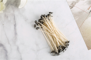 Mèche de bougie en coton enduite de cire avec support pour la fabrication de bougies - Product Image 3