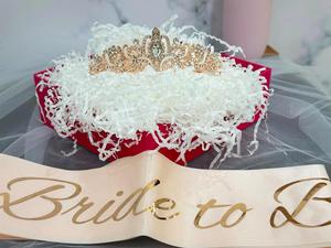 Decoración para Despedida de Soltera, Regalos para la Futura Novia, Set de Corona, Velo y Diadema - Product Image 4