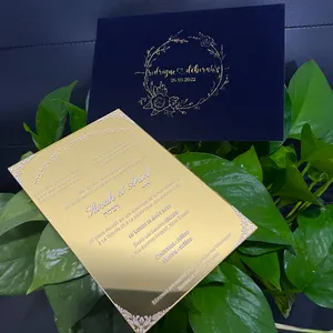 Inviti di nozze regalo con copertina rigida in acrilico di lusso e reale con carta di nozze in acrilico a specchio dorato e busta in velluto blu