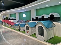 Waterdichte, winddichte en geventileerde hondenkennel van kunststof voor grote en middelgrote honden, eenvoudig te monteren.
