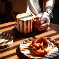 Bandes peintes à la main de style créatif Tasse à café en céramique écologique avec poignée arrondie et deux soucoupes Ensemble de 10 pièces