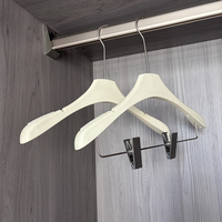Glatte Glänzende Oberfläche Weiß Gelb Beige Kunststoff-Kleiderbügel Leichtgewichtige Kleidungspräsentation Ausstellungsraum-Regal Ausstattung Display