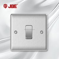 Interruptor de 1 Vía y 1/2 Posición, Estándar Británico, 10A 250V, Acero Inoxidable, Clasificación IP20, Fácil Instalación, para Hogar y Oficina, Enchufes y Tomas de Corriente